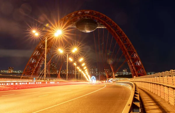 夏の夜に川を渡る美しい橋 — ストック写真