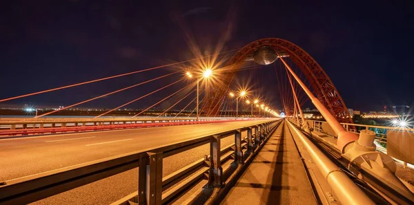 夏の夜に川を渡る美しい橋 — ストック写真