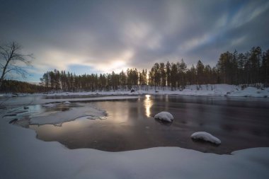 Kuzey nehrinde gün doğumu soğuk bir kış sabahı