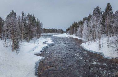 Karlı kuzey nehrinde akşam