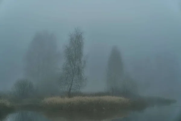 Herbstlicher Fluss Morgen Dichten Nebel — Stockfoto
