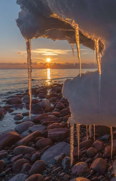 冬の北の海の岸に雪と氷と太陽 — ストック写真