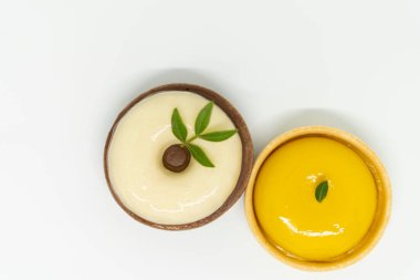 Üst Manzara. Beyaz arka planda iki yuvarlak lezzetli tart.