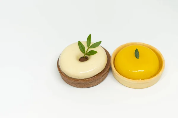 Üst Manzara. Beyaz arka planda iki yuvarlak lezzetli tart.