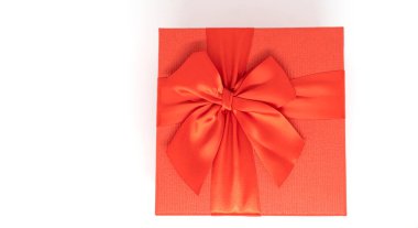 Beyaz arkaplanlı kırmızı kutu