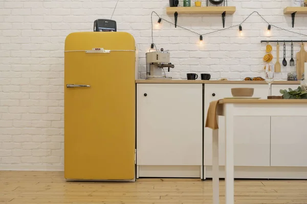 Mutfağın bir kısmı sarı buzdolabı, retro tarzı.