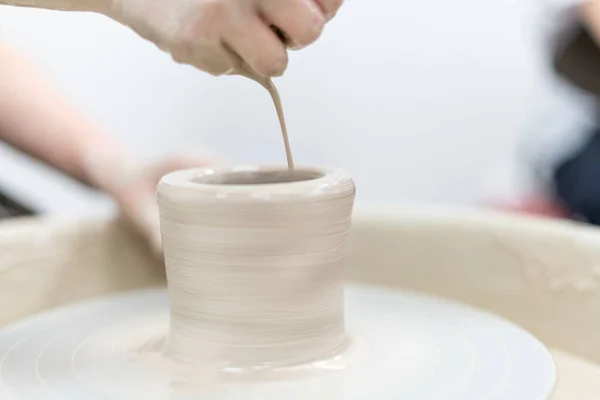 Primer plano de un niño haciendo cerámica hecha a mano en un aula de cerámica, espacio para copiar — Foto de Stock