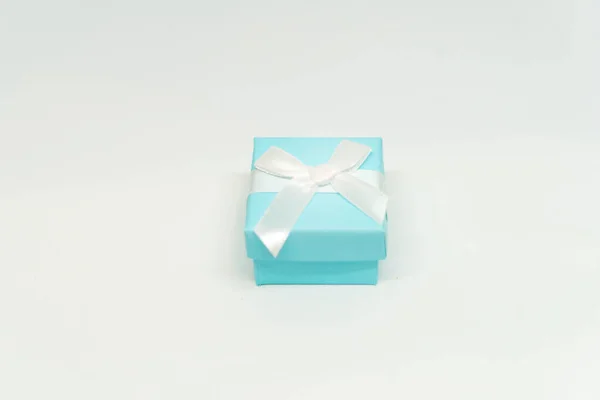 Синя маленька коробка на білому тлі — стокове фото