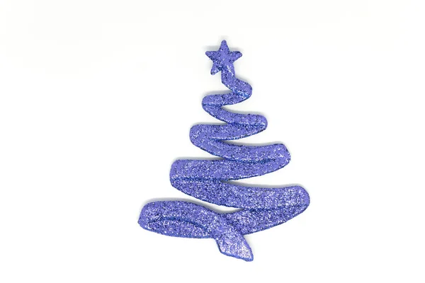 하얀 배경에 있는 보라색 장난감 크리스마스 트리 — 스톡 사진