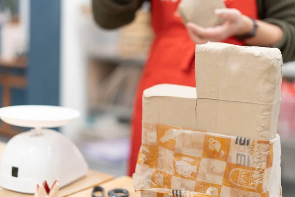 Ahşap masadaki seramik için kil.