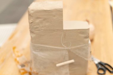 Ahşap masadaki seramik için kil.