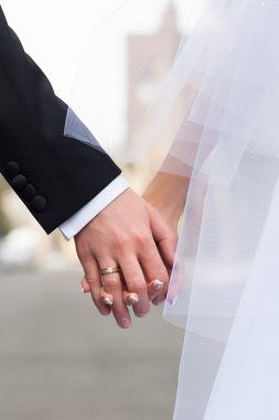 Gelin ve damat ile sokak alyans el