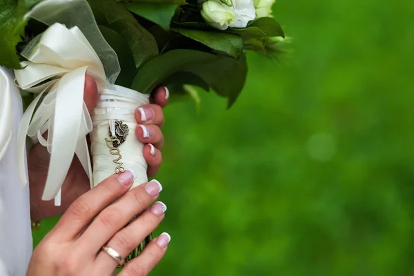 Wedding bouquet in hands. — Stock Photo, Image