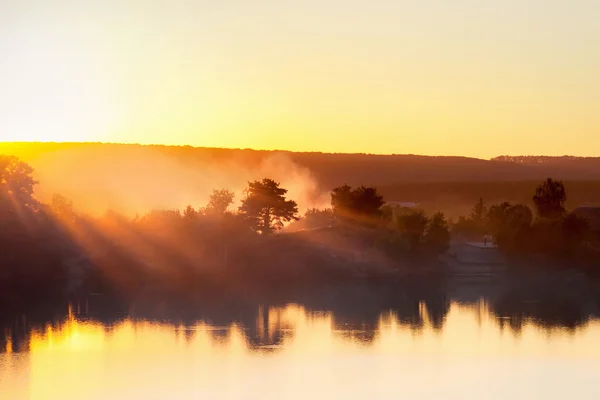 Zonsopgang boven het meer — Stockfoto