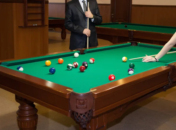 Bilardo oynayan kadın ve erkek