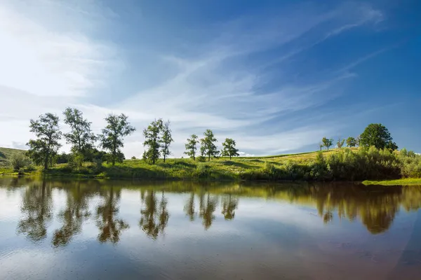 Paisagem. Lago na Ucrânia sob céu azul nublado — Fotografia de Stock