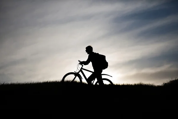 Silhouette di un ciclista su una montagna — Foto Stock