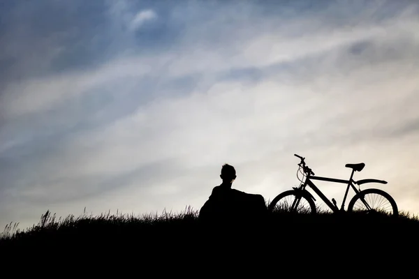 空を背景に観光や自転車のシルエット — ストック写真