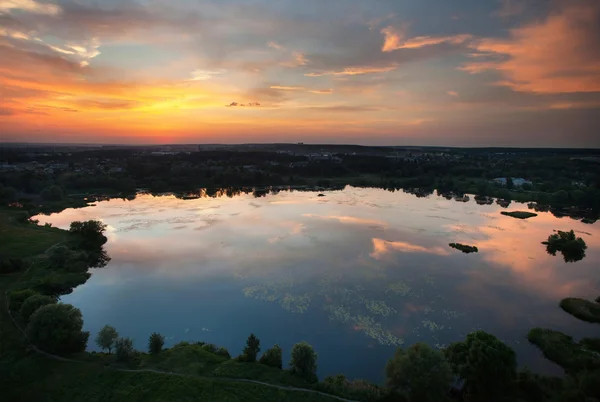 Lago ao pôr do sol de uma altura — Fotografia de Stock