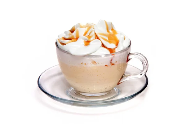 Kaffee-Cocktail mit Karamell in Glasbecher — Stockfoto