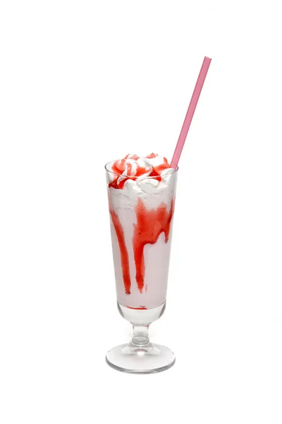 Milkshake au sirop de fraise dans une tasse en verre — Photo