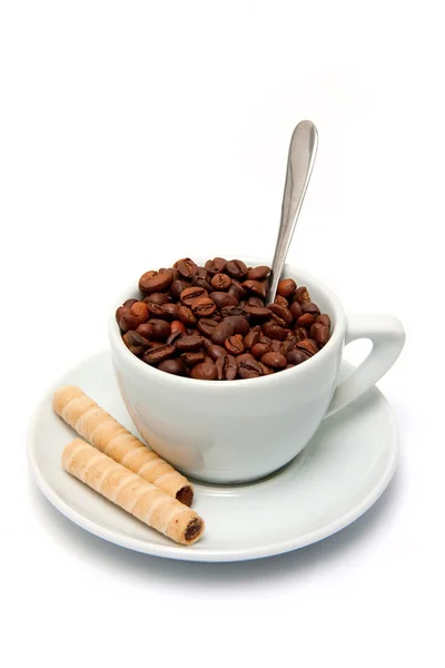 Granos de café en una taza y dulces — Foto de Stock