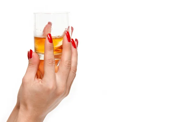 Kadınların elleri içine viski — Stok fotoğraf