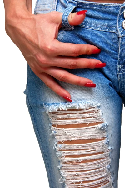 Unhas vermelhas e jeans rasgados — Fotografia de Stock