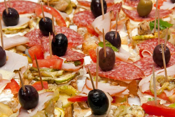 Arranged olives, sausages and vegetables — Stock Photo, Image