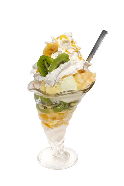 Salade de fruits avec crème glacée, crème, garniture isolée — Photo