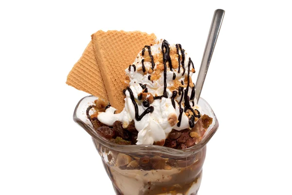 Copo de sorvete com creme, cobertura e cookies isolados — Fotografia de Stock