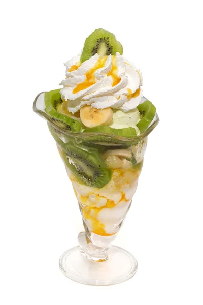 Salade de fruits avec crème glacée, crème, garniture isolée — Photo