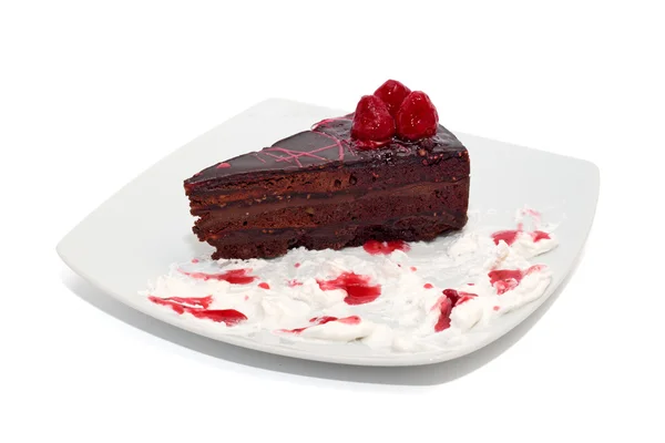 Bolo de chocolate com framboesa e creme isolado — Fotografia de Stock