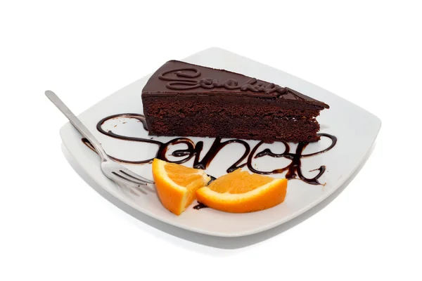 Gâteau au chocolat avec orange et garniture isolée — Photo