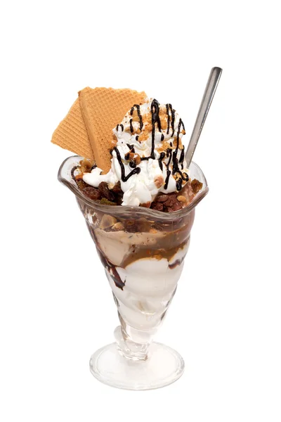 Zmrzlinový pohár s smetanou, polevou a soubory cookie, samostatný Stock Snímky