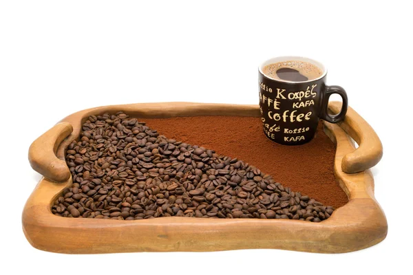 Tazza di caffè, caffè macinato e chicchi di caffè su un vassoio di legno — Foto Stock