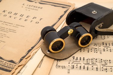 davada bir antik müzik puanı ile Opera gözlük