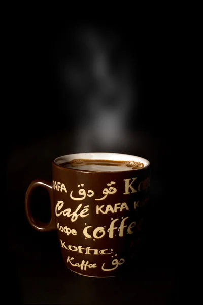 Taza de café aislado en negro — Foto de Stock