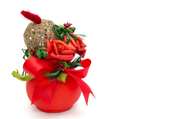 Bukett röda rosor gjord av majs blad med band av torrt gräs och silk material, boll gjord av garn i en röd, keramik vas — Stockfoto