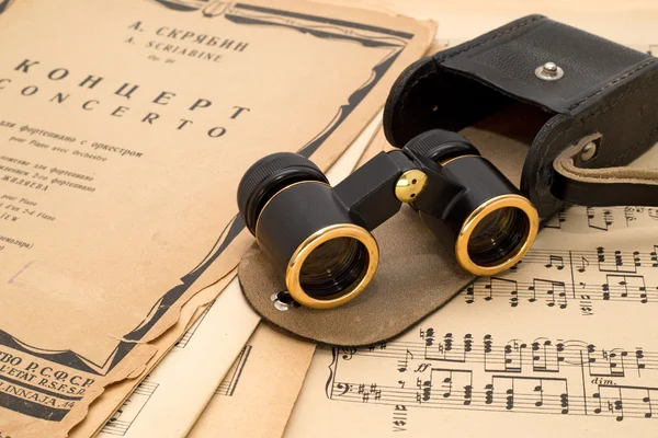 Gafas de ópera con estuche en una partitura antigua —  Fotos de Stock