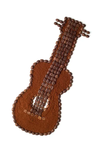 Guitarra feita de grãos de café moídos e café isolados — Fotografia de Stock