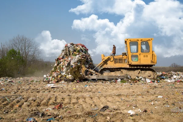 Il vecchio bulldozer che trasporta spazzatura — Foto Stock