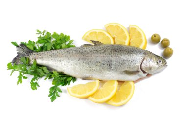 maydanoz, limon ve zeytin üzerinde beyaz izole taze alabalık
