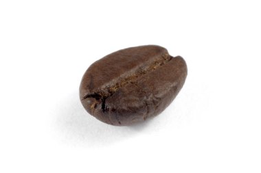 bir kahve çekirdeği üzerinde beyaz izole makro çekim