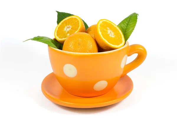 绿色的叶子中分离出白色衬底上的陶瓷碗的橙色水果 — 图库照片