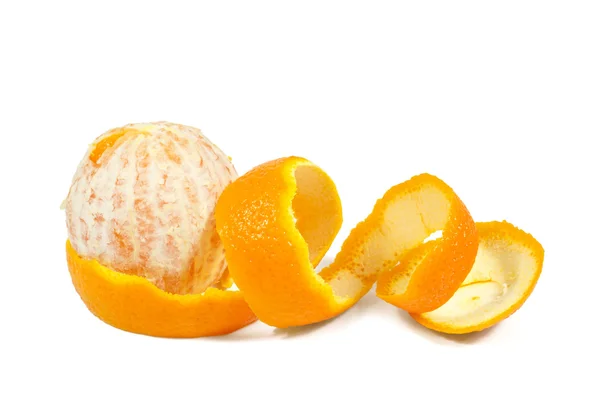 Orange mit geschälter Spiralhaut isoliert auf weiß — Stockfoto