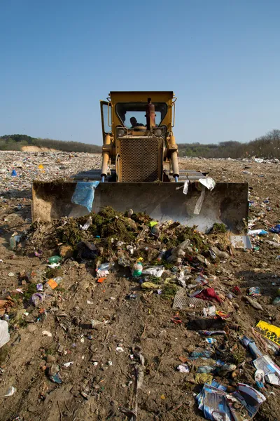 De oude bulldozer bewegende vuilnis — Stockfoto