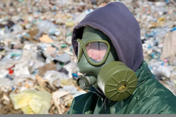 Man in a gas mask against polluted nature — Stock Photo, Image