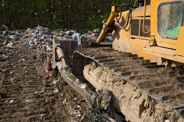De oude bulldozer bewegende vuilnis — Stockfoto