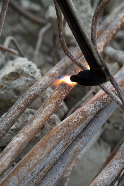 Corte de tubos de acero con antorcha de acetileno — Foto de Stock